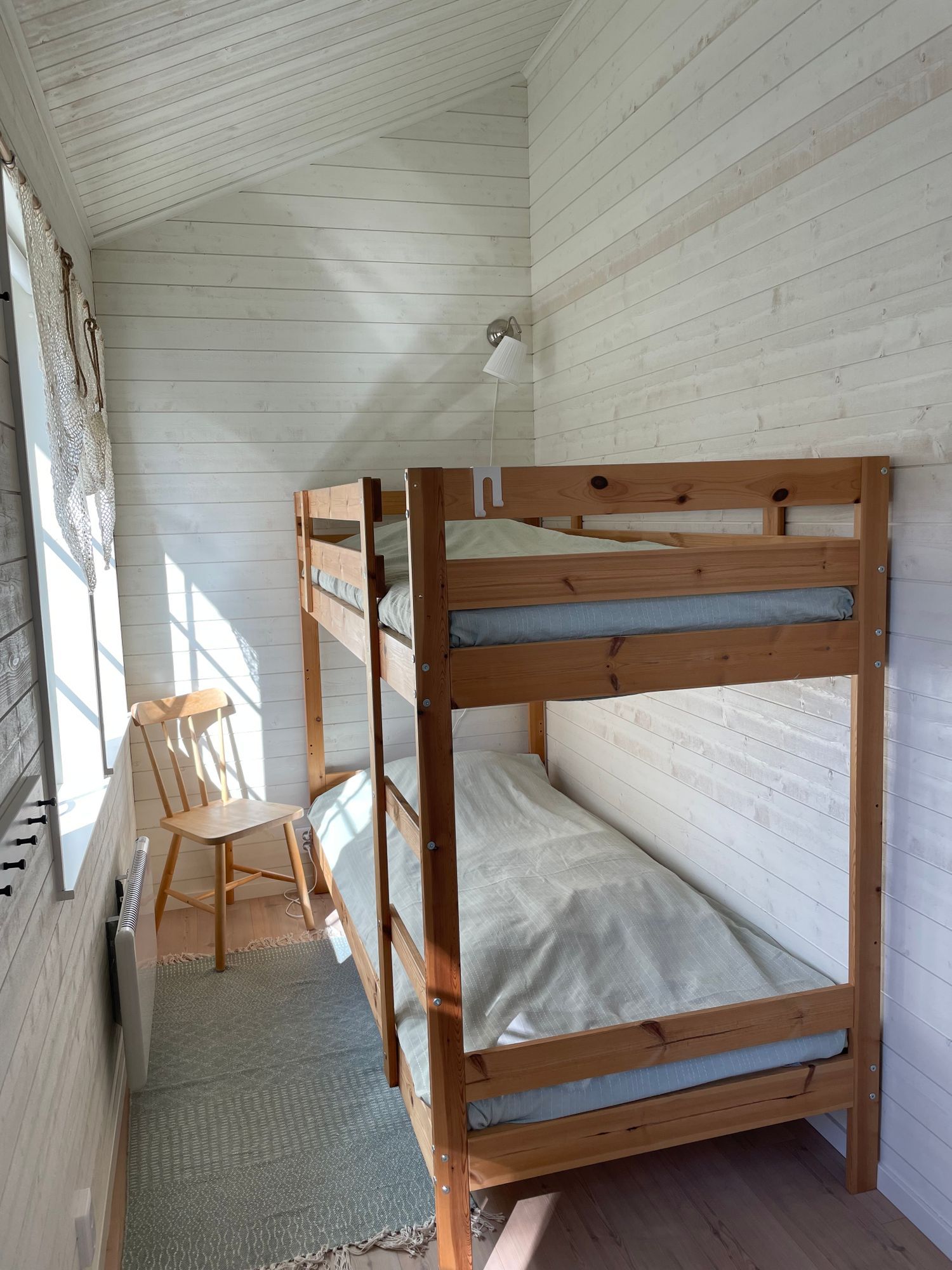 Havsnära sommarhus med stor altan och gäststuga – bild 18 av 24
