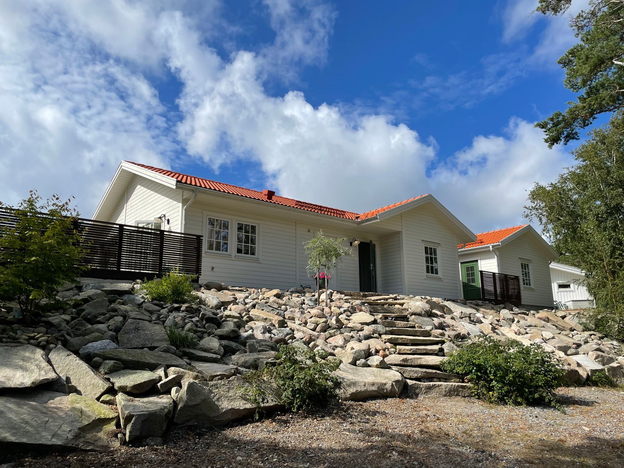 Havsnära sommarhus med stor altan och gäststuga – bild 21 av 24
