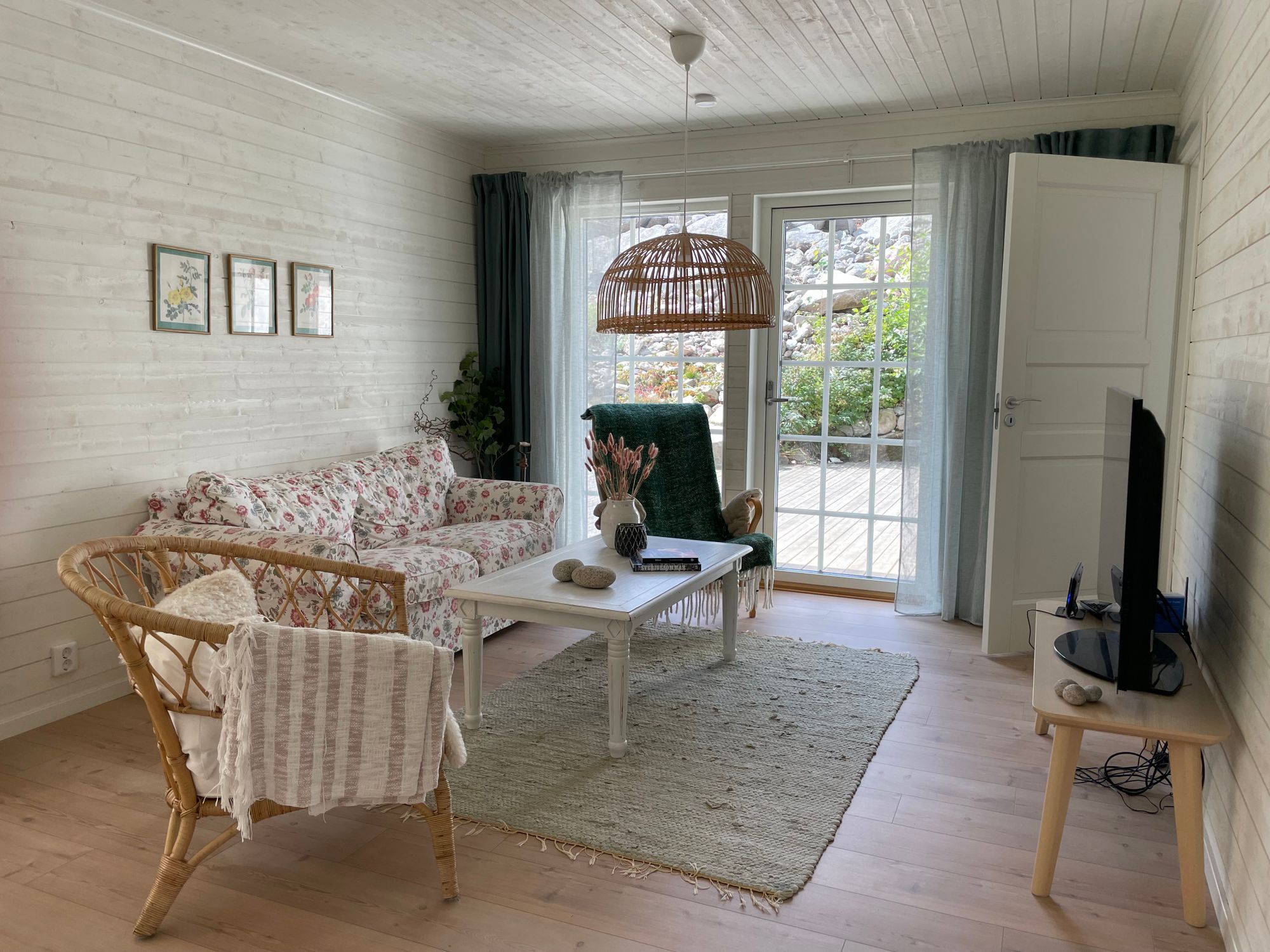 Havsnära sommarhus med stor altan och gäststuga – bild 4 av 24