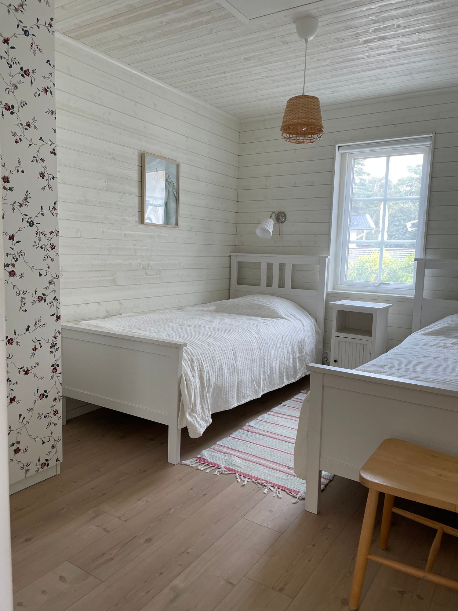 Havsnära sommarhus med stor altan och gäststuga – bild 11 av 24