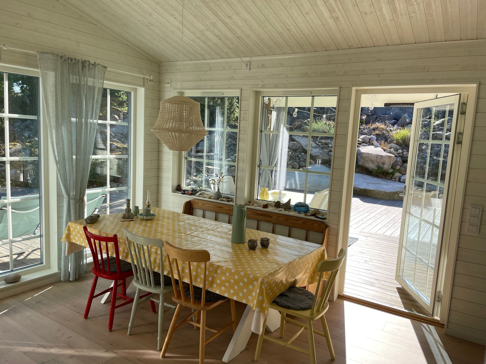 Havsnära sommarhus med stor altan och gäststuga – bild 8 av 24