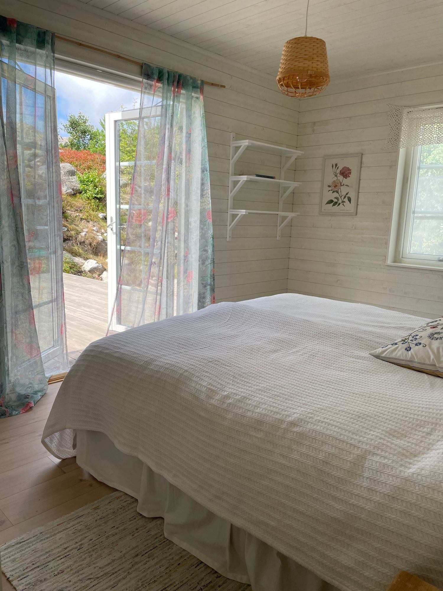 Havsnära sommarhus med stor altan och gäststuga – bild 9 av 24