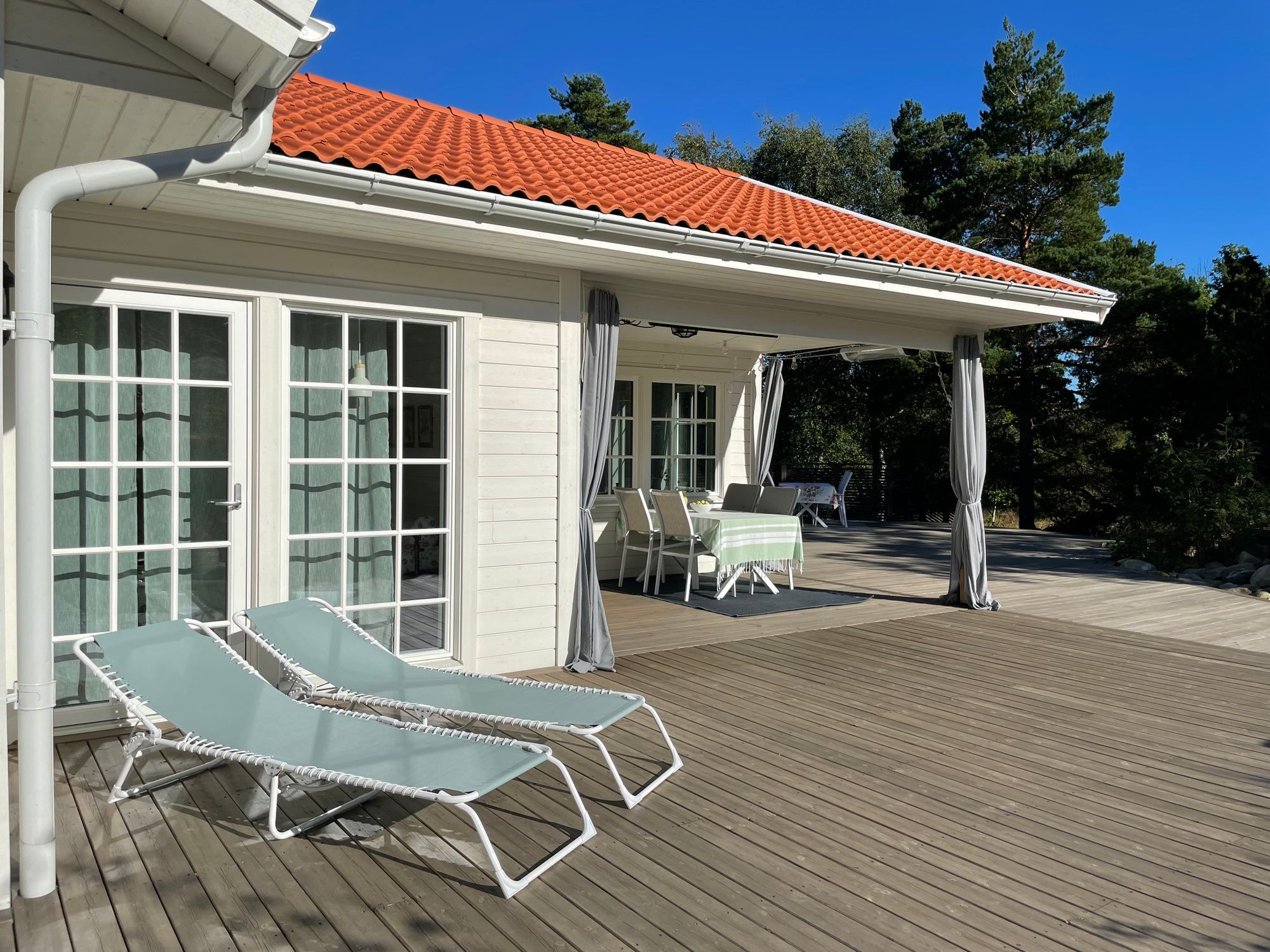 Havsnära sommarhus med stor altan och gäststuga – bild 2 av 24