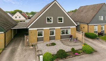 Stor villa I centrala Höör för företag