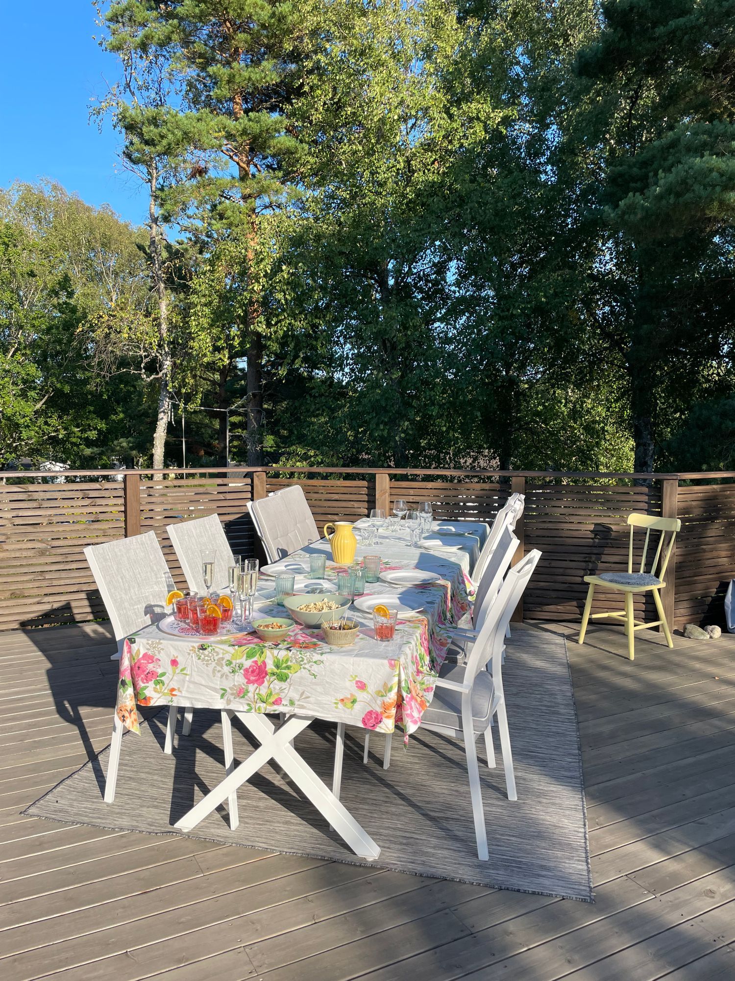 Havsnära sommarhus med stor altan och gäststuga – bild 23 av 24