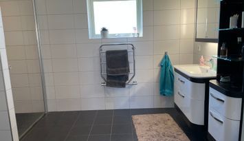 Lantligt modernt hus på Kullahalvön