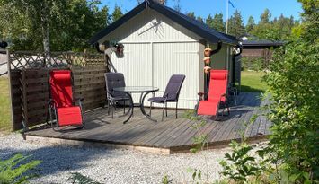 Liten stuga med havsutsikt