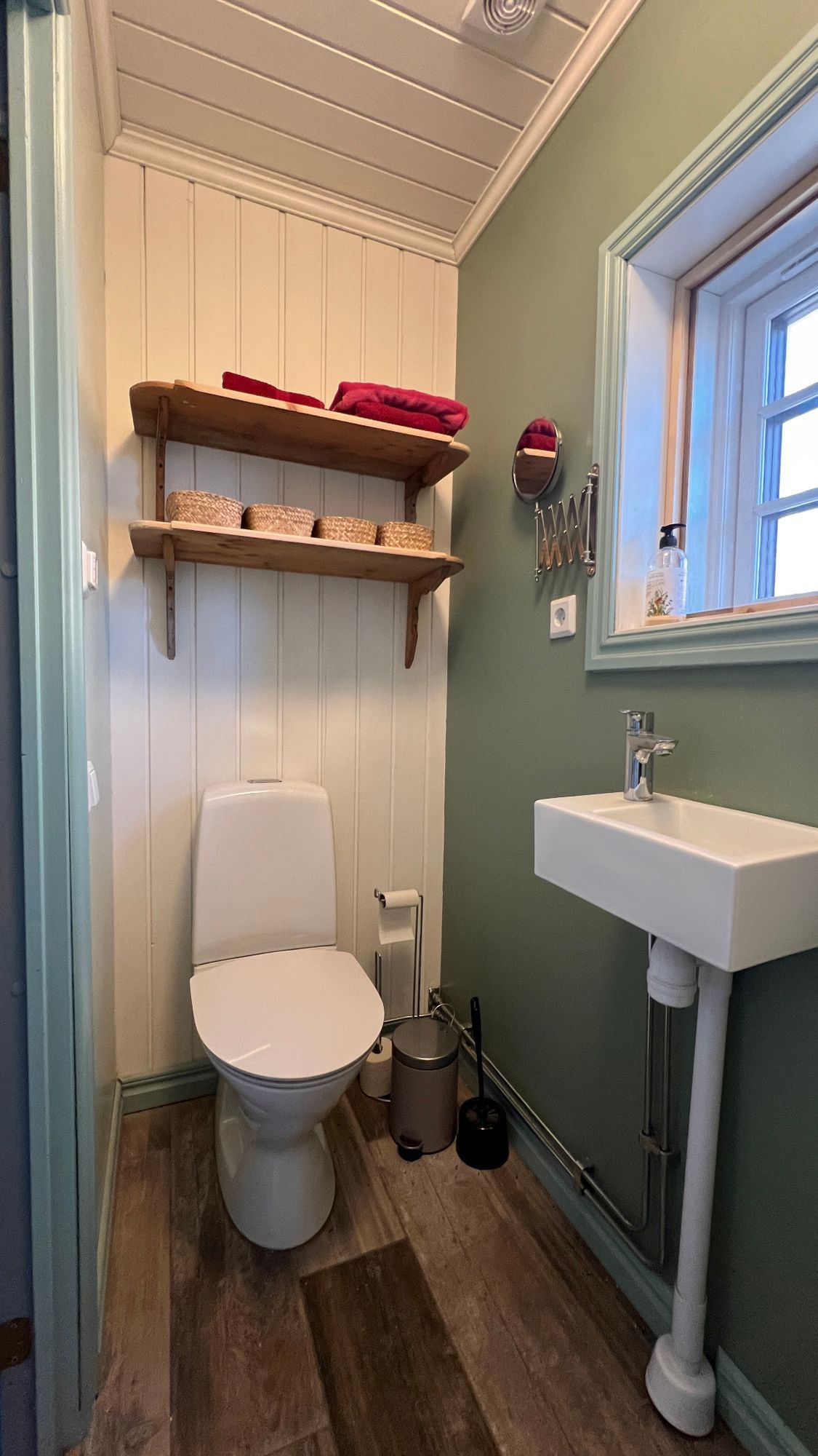 Mysig timmerstuga med kamin i södra Värmland – bild 15 av 24
