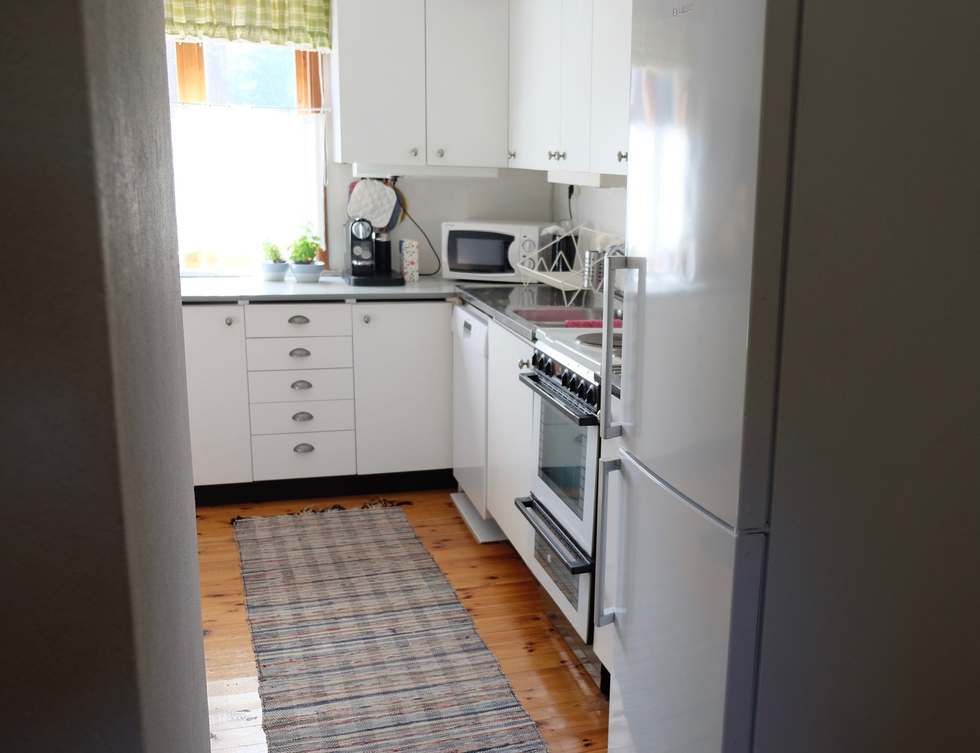 Hemtrevligt hus mitt i skogen nära egen sjö – bild 10 av 20