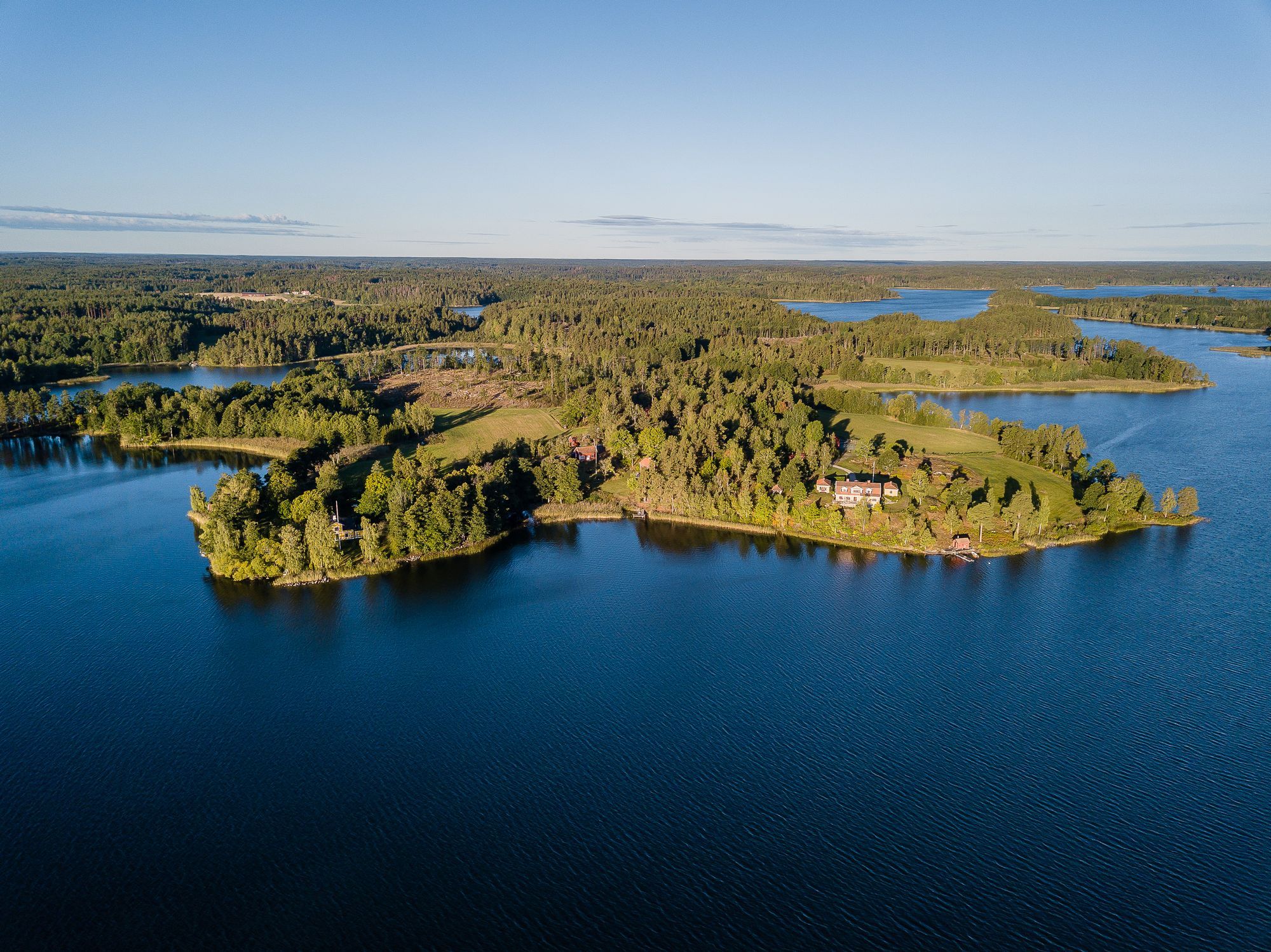 Topprenoverat med privat brygga på gård i Sörmland – bild 3 av 24
