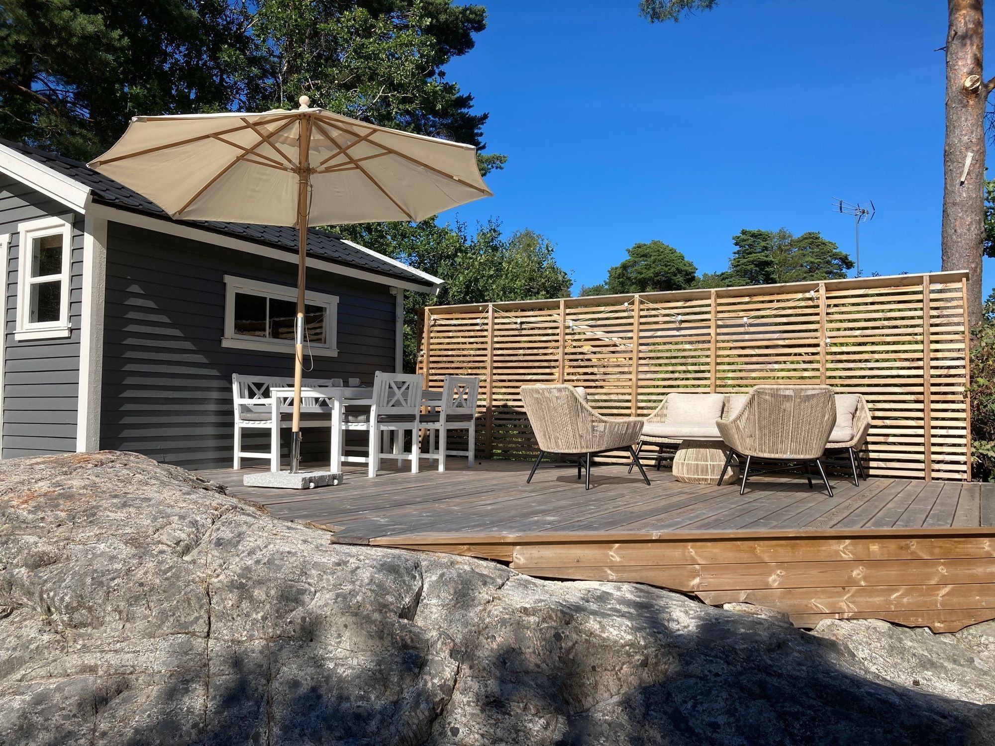 Modern stuga nära havet – bild 2 av 14