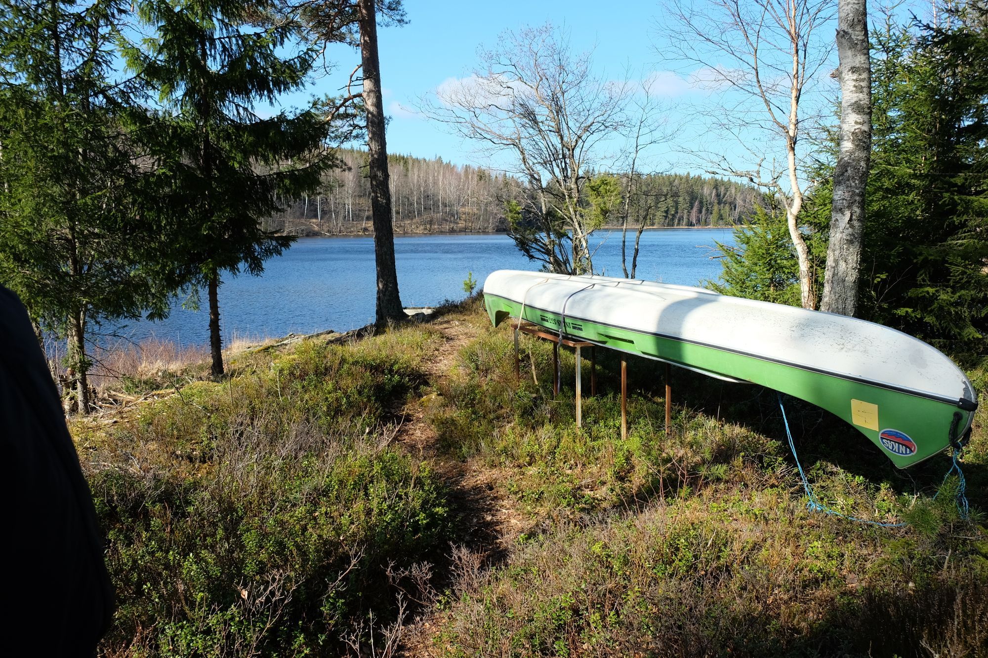 Hemtrevligt hus mitt i skogen nära egen sjö – bild 16 av 20
