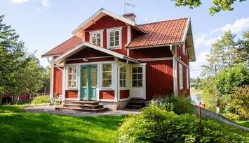 Mysig Stuga med Sjötomt i Roslagen