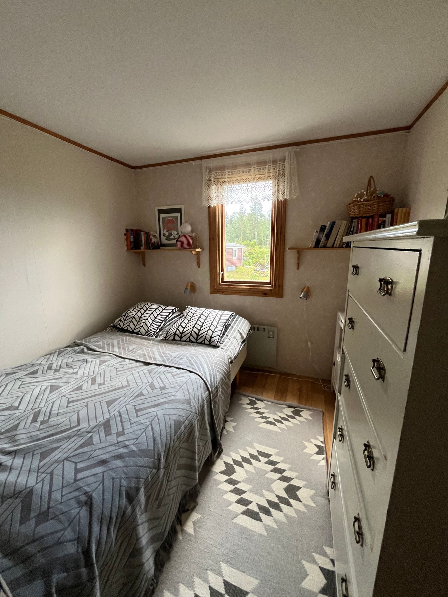 Mysig stuga med fantastisk sjöutsikt – bild 20 av 24