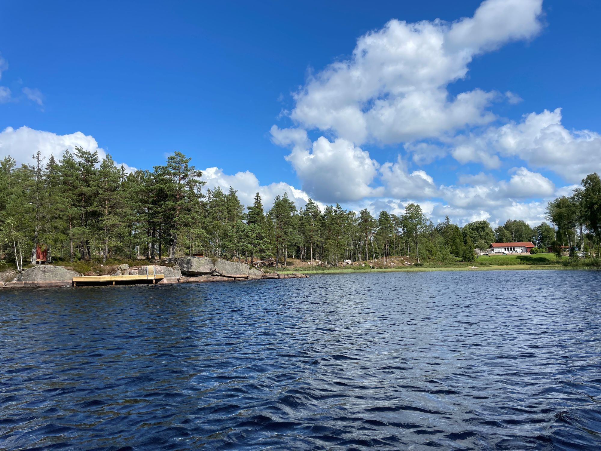 Mysig stuga med sjöutsikt och egen brygga. – bild 3 av 19