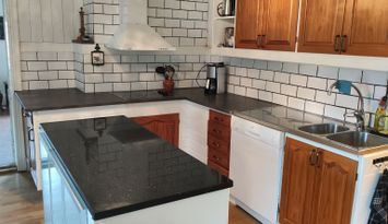 1800-tals hus med utsikt över Ångermanälven