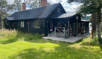 Unik stuga med sjö och fjällutsikt där båt ingår