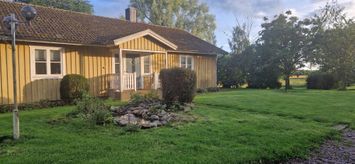 Gårdshus med fint läge nära Hornborgasjön