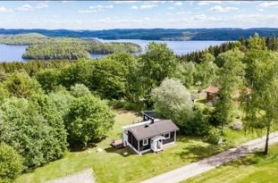 Naturskön idyll vid sjö nära Varberg och Ullared