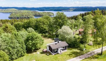 Naturskön idyll vid sjö nära Varberg och Ullared