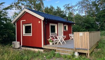 Mysig stuga på en charmig gård nära till havet.