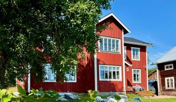 Familjevänlig Hälsingegård nära sjö