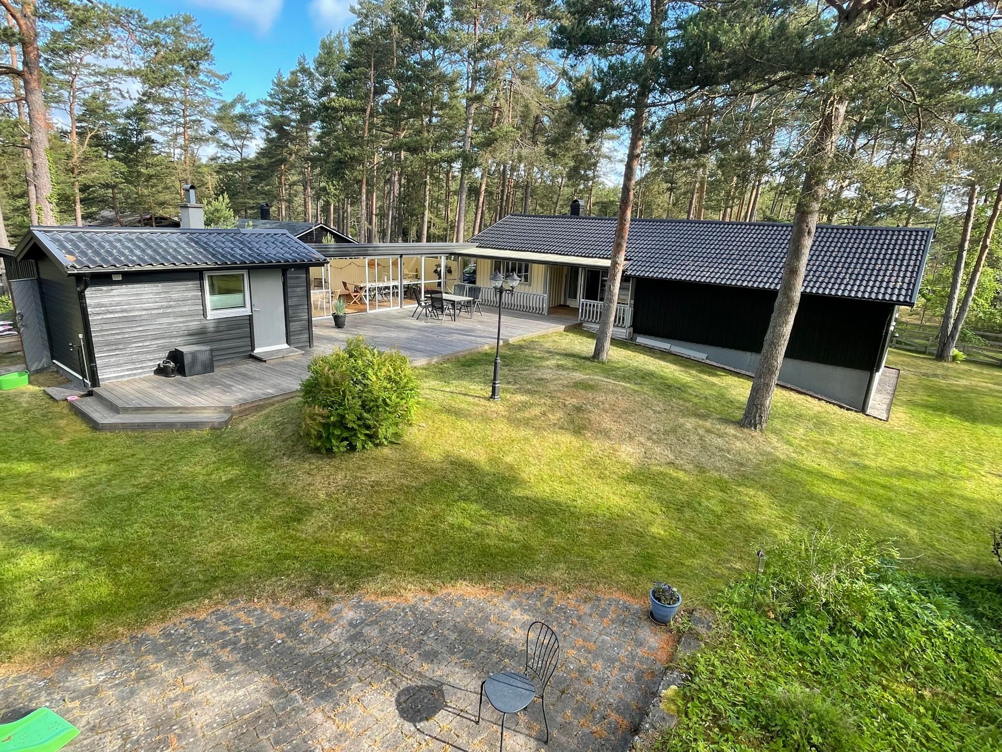Stor insynsskyddad stuga med hög standard