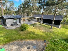 Stor insynsskyddad stuga med hög standard
