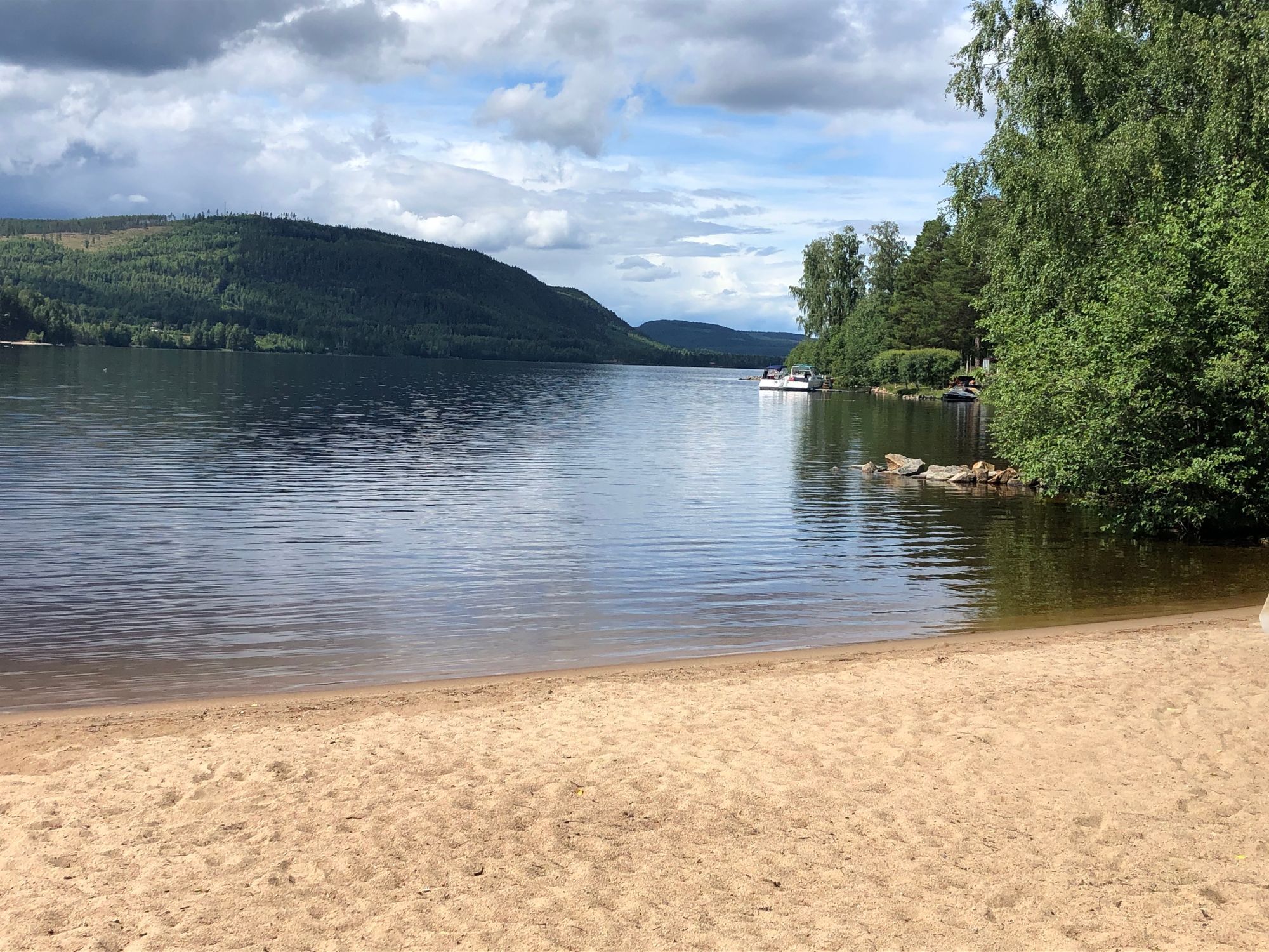 Trivsam stuga nära skog, sjö och stränder – bild 10 av 11