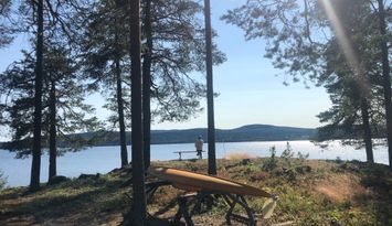 Mysigt vinterbonat hus med älvutsikt