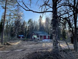 Mysig torp i utkanten av skogen