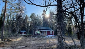 Mysig torp i utkanten av skogen