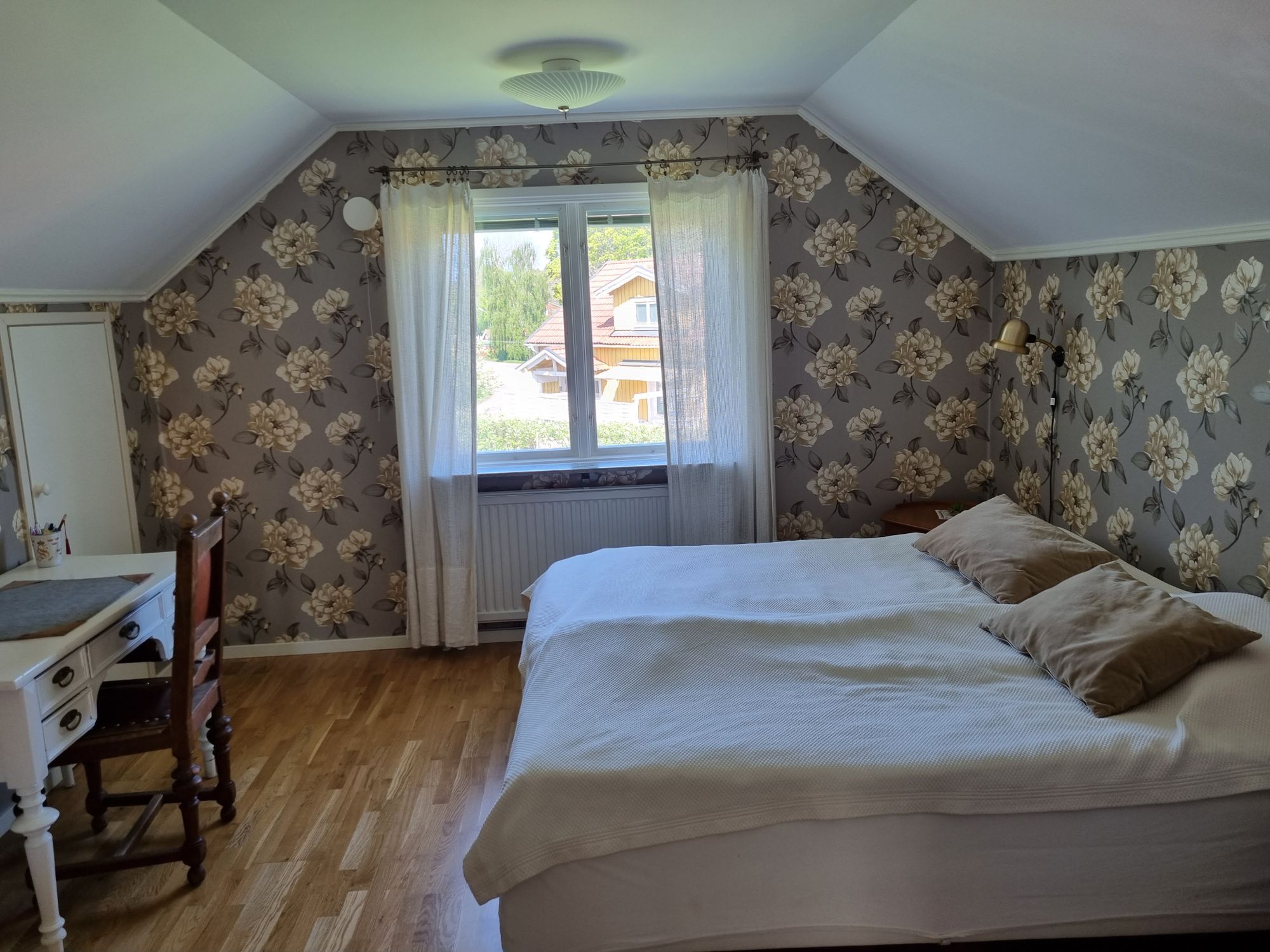 Fiskarvilla med havsutsikt centralt i Grisslehamn – bild 2 av 14