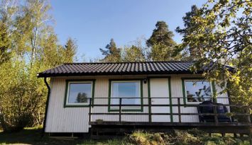 Nyrenoverad sjönära stuga i hjärtat av Sörmland