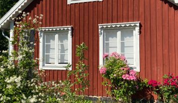 Ferienhaus mit Seekajaks in der Nähe des Meeres