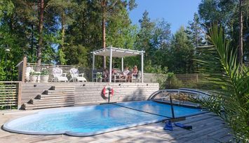Mysigt hus med pool vid Skurusundet