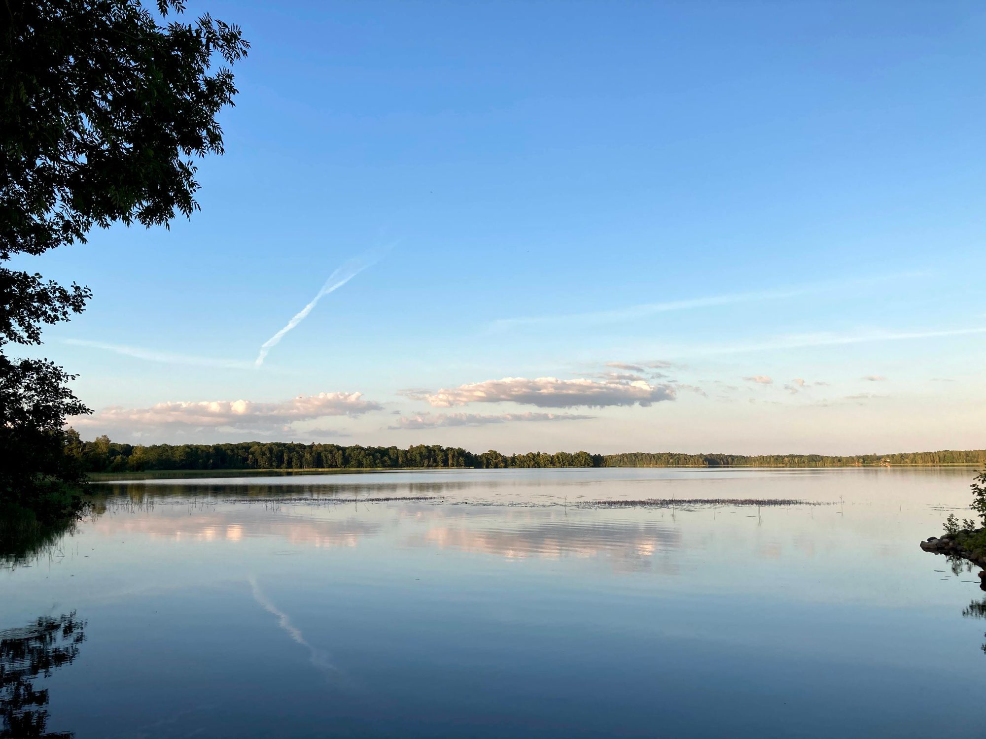Sjönära stuga i herrgårdsmiljö med egen strand