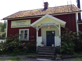 Bostad del i servicehus + fristående sommarbostad