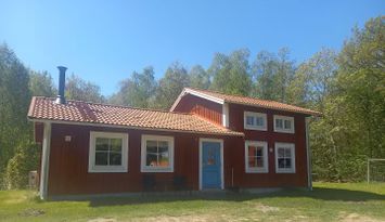Stuga vid sjö i skogsmiljö – Drängstugan