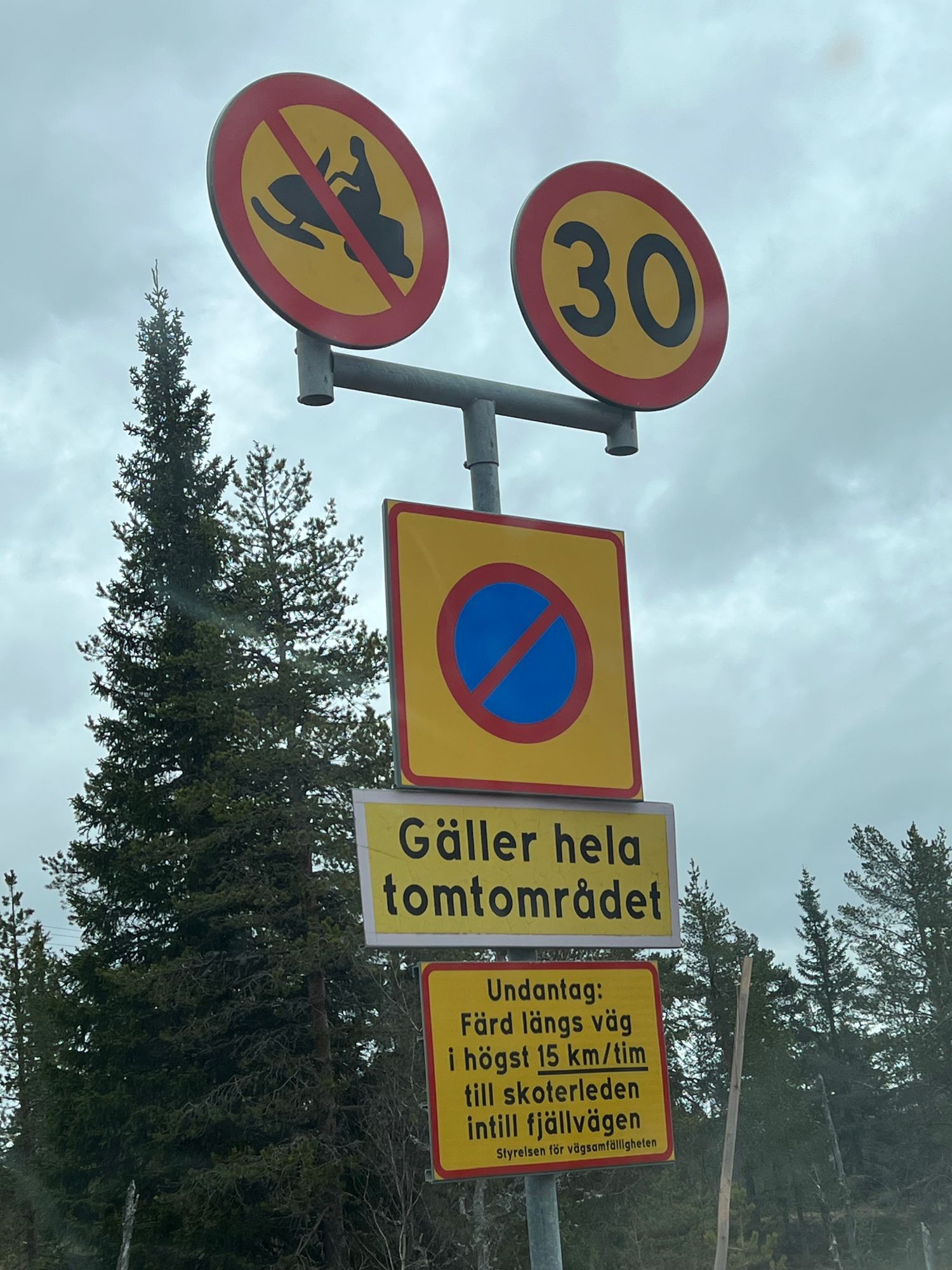 Stor mysig gammeldags stuga med bra läge – bild 20 av 24
