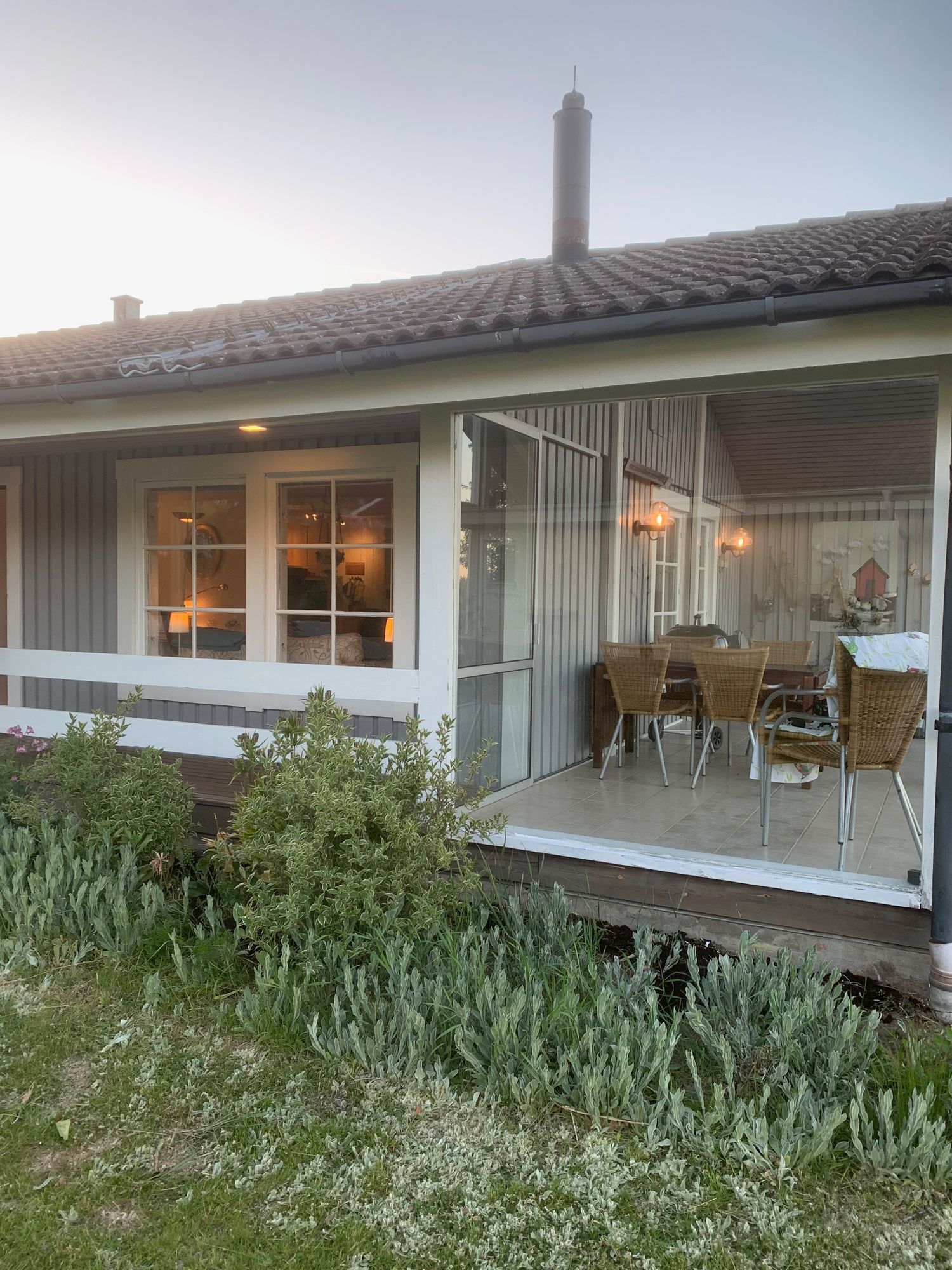 Fräsch stuga med havsutsikt på Sturkö – bild 3 av 19