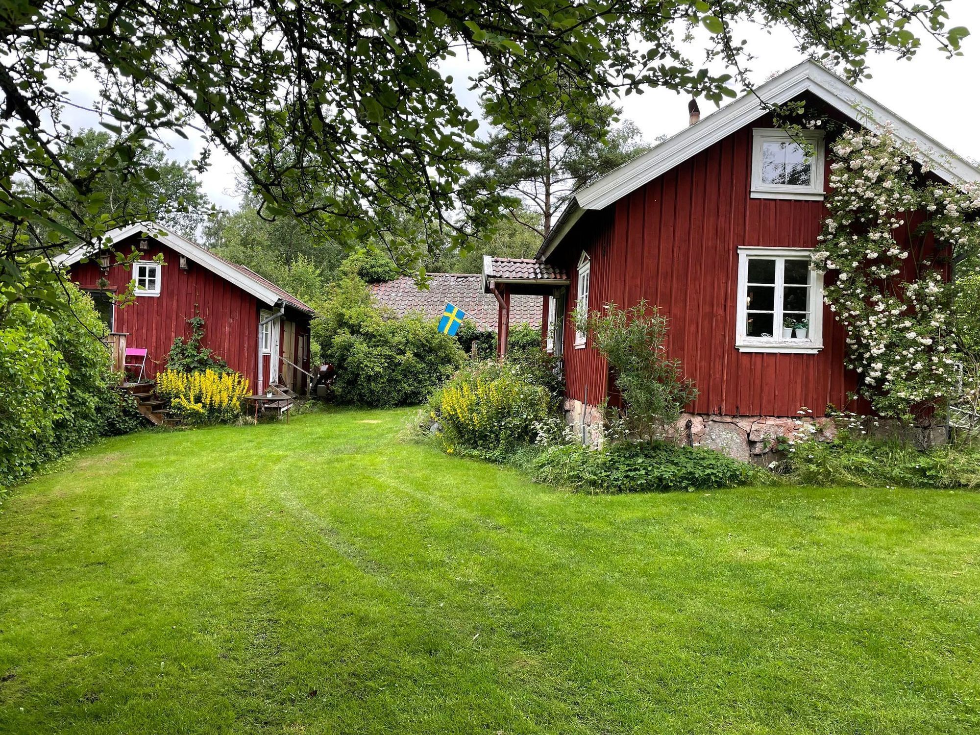 Charmigt torp på Tjörn med badtunna