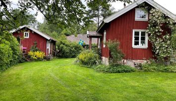 Charmigt torp på Tjörn med badtunna