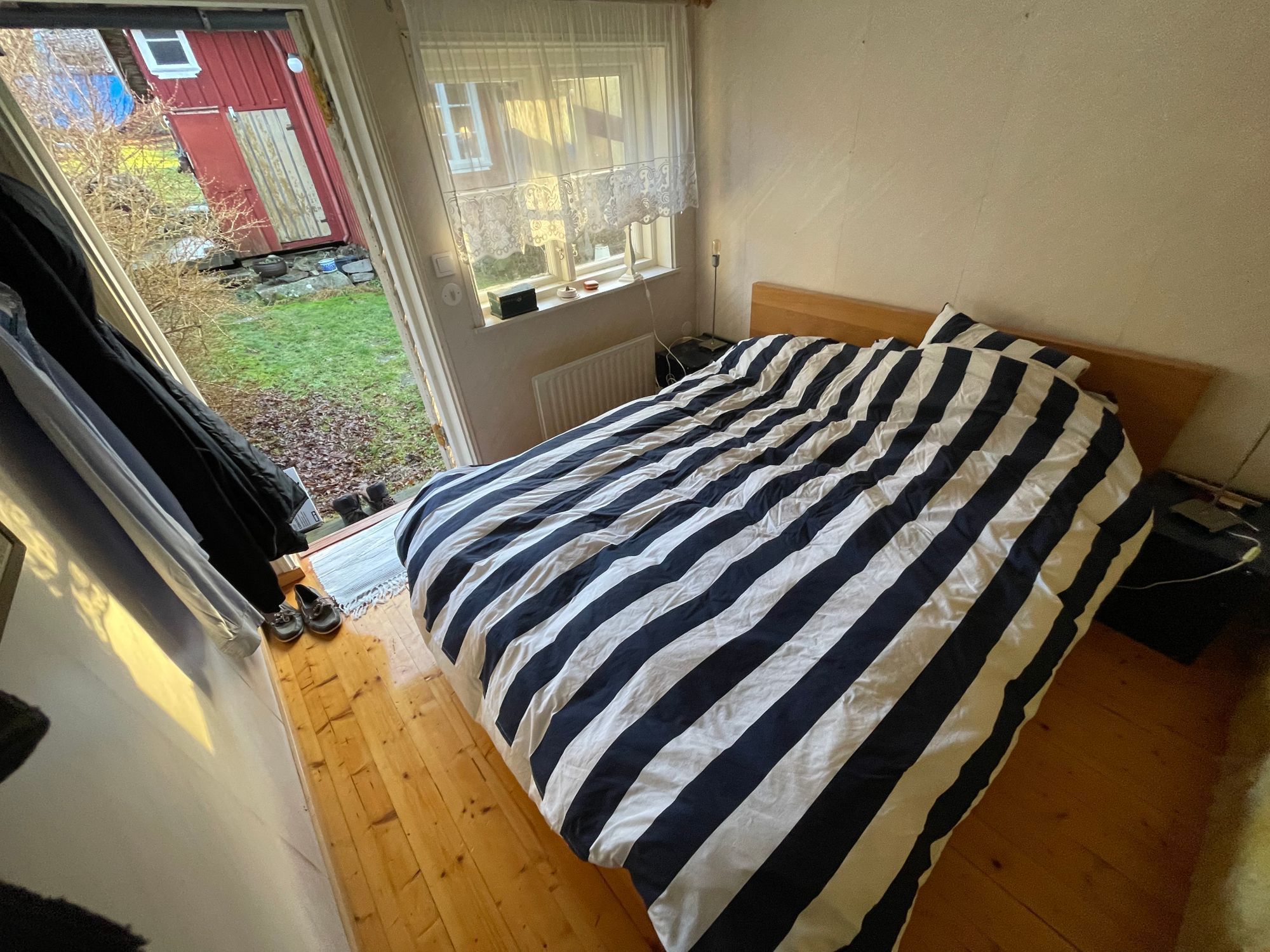 Charmigt torp på Tjörn med badtunna – bild 21 av 24