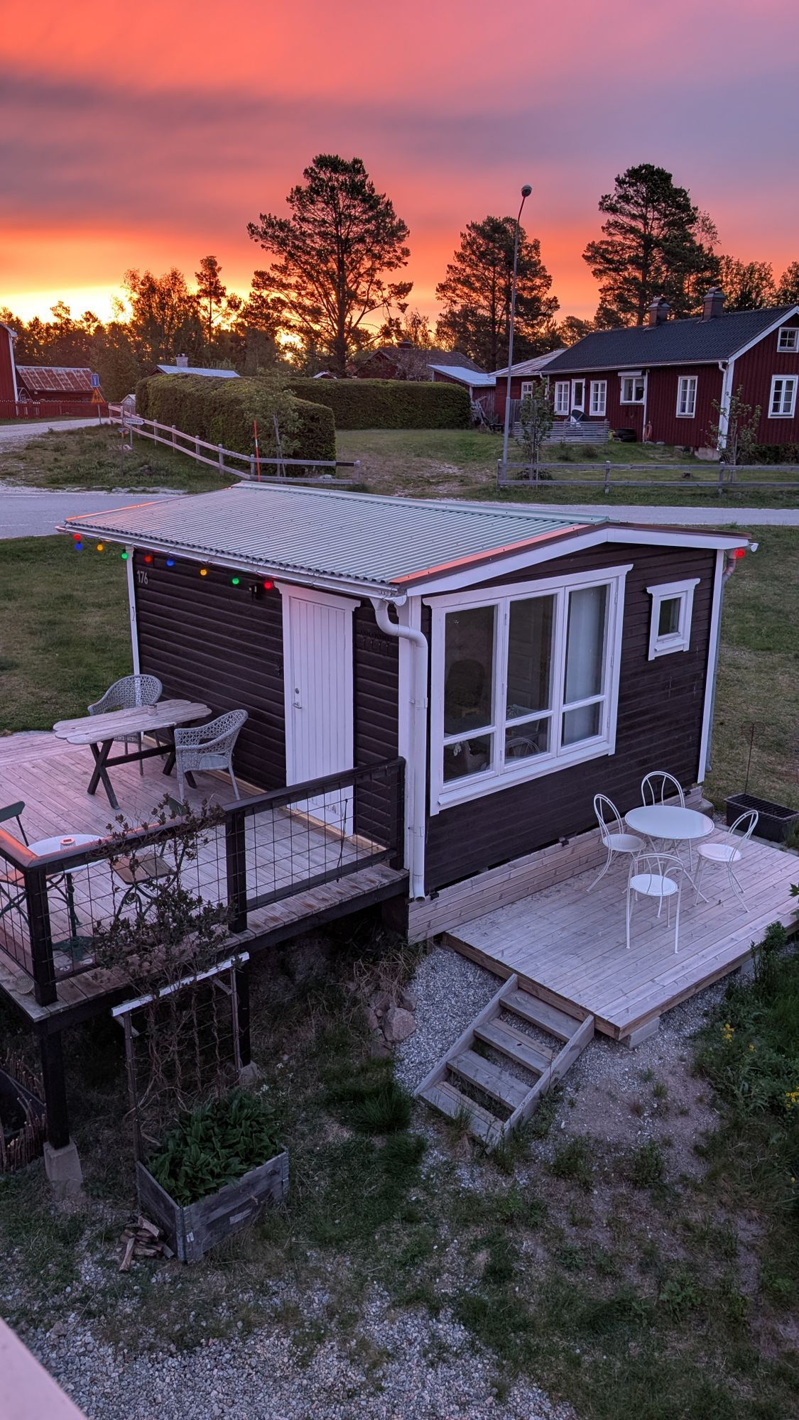 Liten pärla nära havet med havsutsikt.