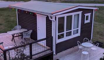 Liten pärla nära havet med havsutsikt.