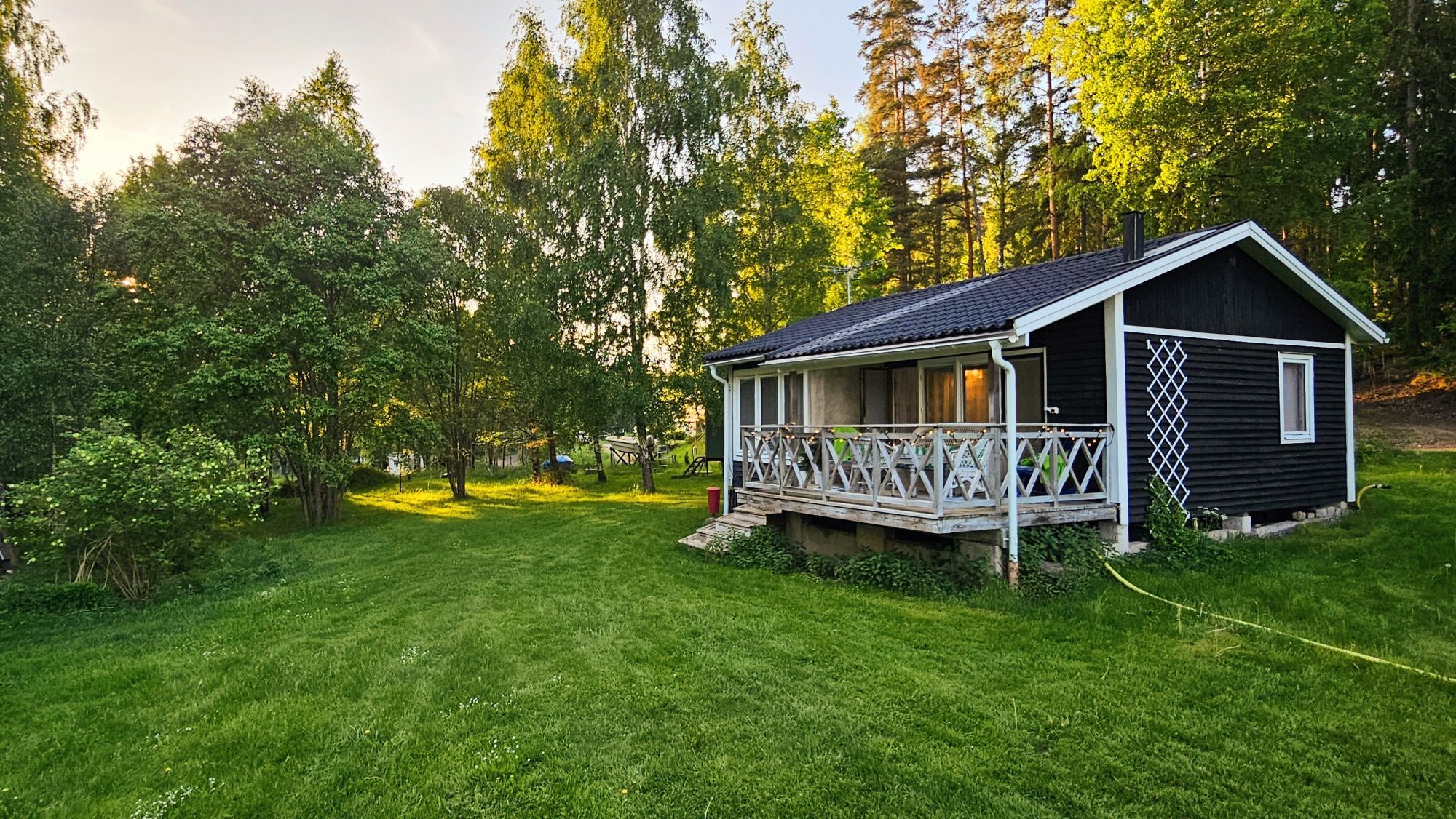 Soliga, fina stugan Kärbo med roddbåt – bild 2 av 21