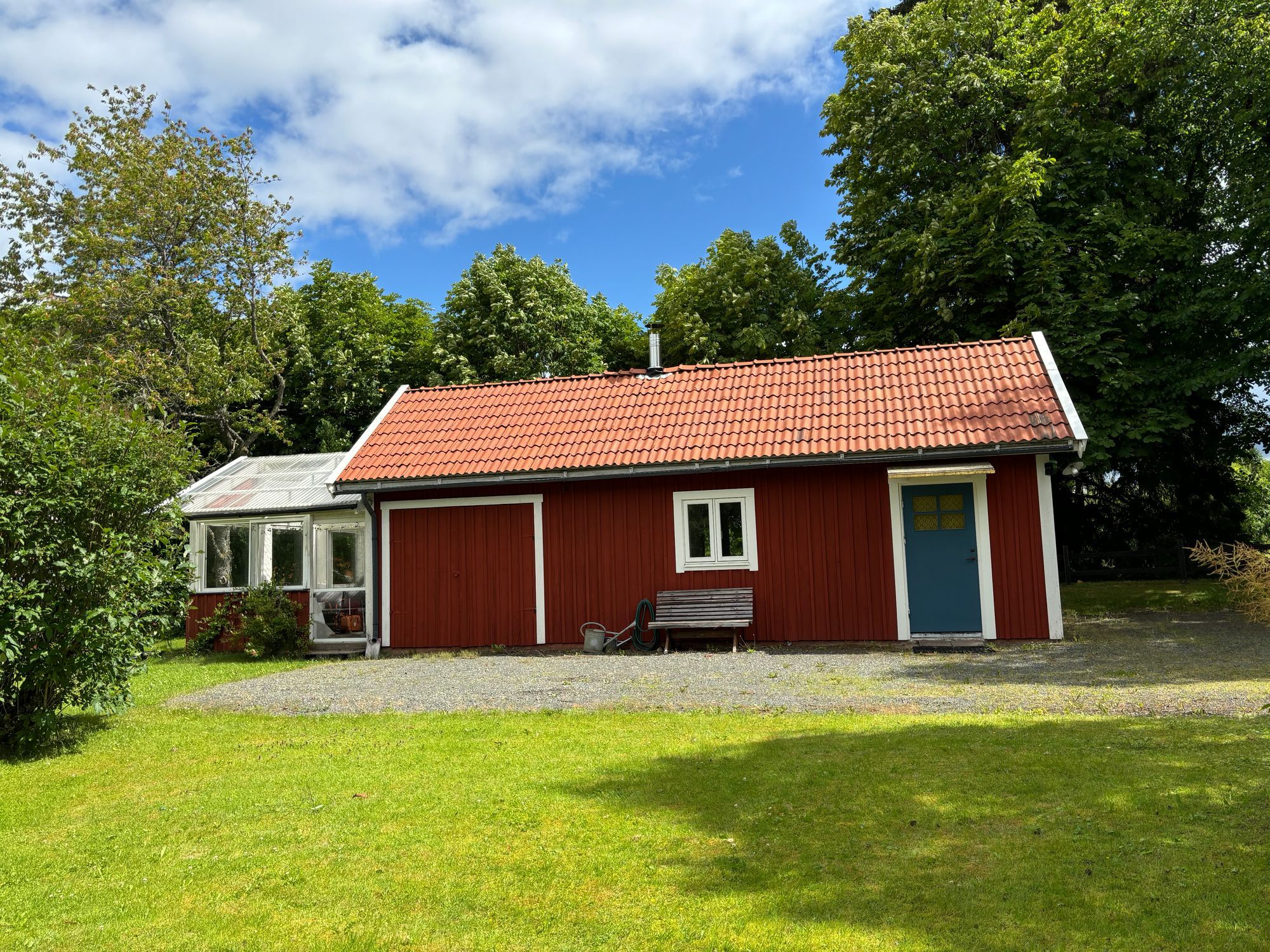 Charmig stuga i rofylld miljö i Kalvsås. – bild 2 av 18