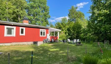 Mysig stuga nära sjön Möckeln