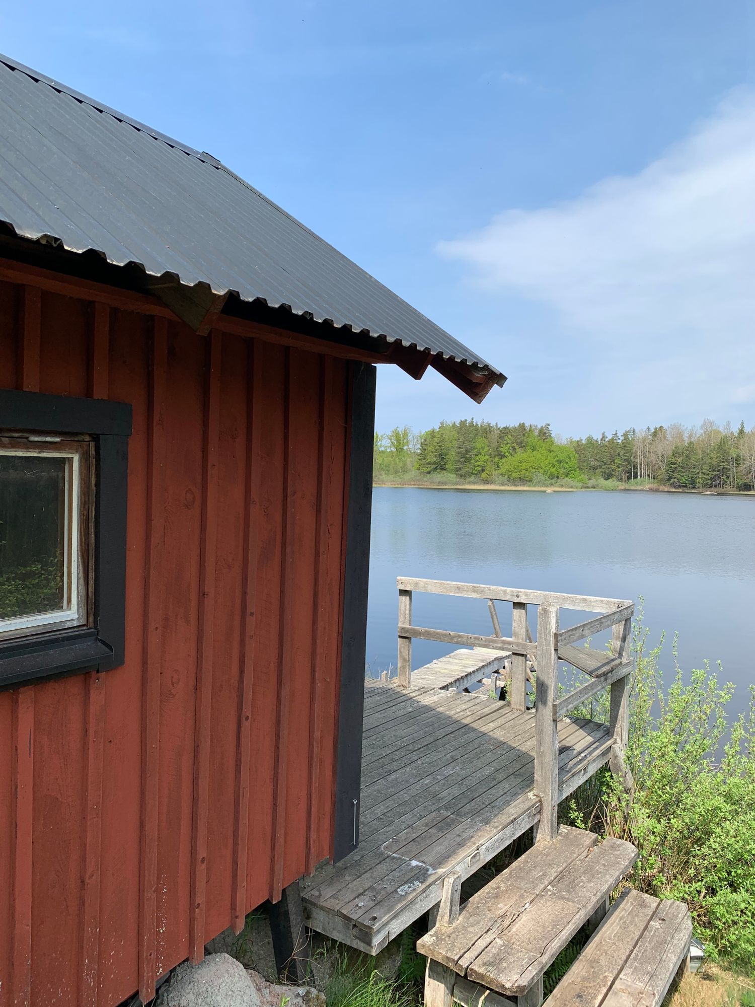 Stuga vid sjö och vacker natur och lugnt – bild 7 av 8
